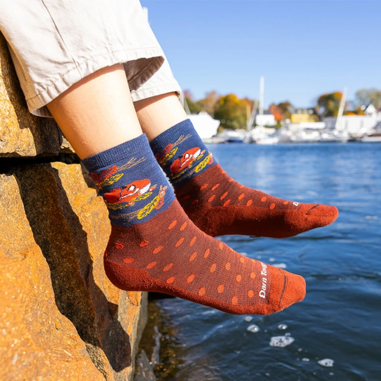 Darn Tough Women's Wild Life Crew Lightweight Lifestyle Socks - Fox Foliage